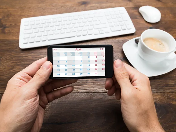 Veranstaltungen planen mit einem Kalender in der Hand Veranstaltungen planen mit einem Kalender in der Hand